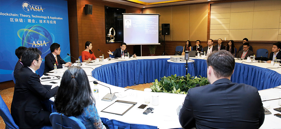 2018博鳌亚洲论坛，由韩华集团主办的圆桌会议上，就区块链问题展开热烈讨论的各国专家
